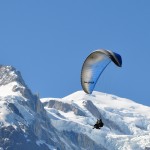 parapente biplace devant le Mont Blanc